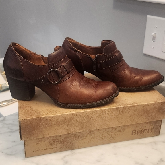 BORN 'Deena' Dark Brown Leather O-Ring Block Heeled Booties Women's Sz. 8 1/2 - Picture 1 of 9